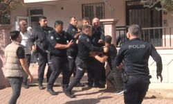 Evi yakmaya çalıştı, eşyaları sokağa fırlattı