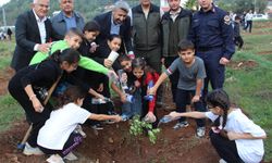 Fidanlara can suyunu öğrenciler verdi