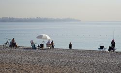 Konyaaltı Sahili'nde kasım ayında deniz keyfi