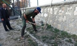 Köpeği ile birlikte tüm Türkiye'yi gezip fidan dikiyor