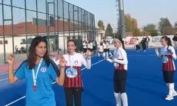 Muğla'nın şampiyon kızlarından efsane kutlama! Şampiyonluk Zeybek ile taçlandı