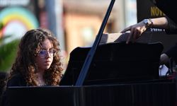 Konservatuvar öğrencilerinden Attaloss Heykeli önünde piyano şöleni