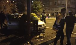 Direksiyon hakimiyetini kaybedip kaldırıma çıktı: 1 yaralı