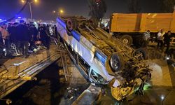 Tarsus’ta yolcu minibüsü ile otomobil çarpıştı