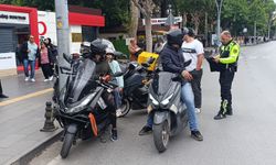 Trafik polisinden trafiği tehlikeye düşüren bisikletliye nasihat