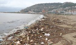 Alanya'da sağanak ve fırtına ile denize sürüklenen atıklar sahilde kirlilik oluşturdu