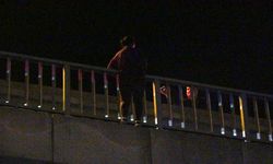 Antalya’da kadın Köprüye çıktı! Erkek “Atla” dedi