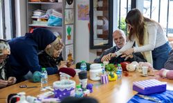 Alzheimer hastaları sanat terapisiyle hayata tutunuyor
