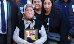 Anne duruşmaya oğlunun fotoğrafıyla geldi