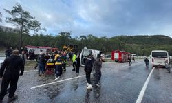 Antalya'da midibüs devrildi: 6 yaralı