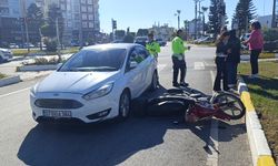 Antalya’da yaya geçidinde otomobil ile motosiklet çarpıştı