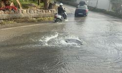 İsale hattı patladı cadde göle döndü, evleri su bastı