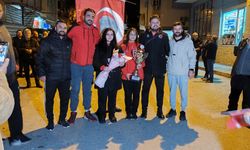 Dünya şampiyonu Zehra’yı mahalle sakinleri törenle karşıladı