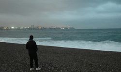 Antalya’da fırtınaya aldırış etmeden Konyaaltı’nda balık tutmayı sürdürdü