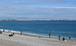 Konyaaltı Sahili fırtına sonrası amatör balıkçıların akınına uğradı