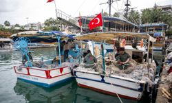 Mersin Büyükşehir’den balıkçı esnafa ekipman desteği sürüyor