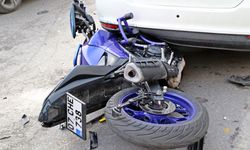 Taksi ile çarpışan motosikletli gençler metrelerce sürüklendi