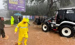 Yağışın etkili olduğu Kemer’de belediye ekipleri aralıksız çalışıyor