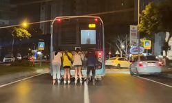 Antalya’da otobüs şoföründen patenci çocuklara trafikte uyarı