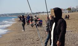 Antalya'da sahile akın eden vatandaşlar güneşin tadını çıkardı