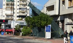 Antalya'da şiddetli rüzgar inşaat iskelesini yerinden söktü