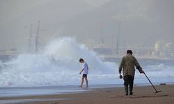 Antalya’da yağıştan bıkan vatandaşlar kendini sahille attı