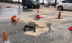 Antalya Muratpaşa’da yol çöktü