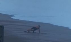 Konyaaltı Sahili'nde dev dalgalara karşı şınav şovu