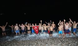 Konyaaltı'nda yeni yıl geleneği bozulmadı: Türk Bayraklarıyla denize girdiler