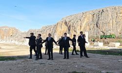 Adana’da öğrenciler zeybek oynadı