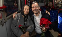 Başkan Vekili Çiçek ve eşi Sevgililer Gününde çiçek dağıttı