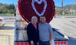 Çekicinin vincini 777 gülle donatıp eşine sürpriz yaptı