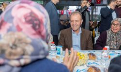 Mersin Büyükşehir Belediye Başkanı Vahap Seçer vatandaşlarla iftarda buluştu