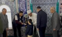 Anamur’da bayram namazı sonrası çocuklara harçlık dağıtıldı