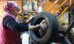 Antalya’da oto lastikte ‘erkek işi’ algısını yıkan kadın usta erkek şoförleri şaşırttı