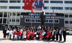 Antalya Büyükşehir meclis koltuğuna oturan çocuklar iz bıraktı