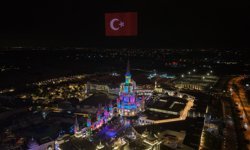 Antalya’da bin dron ile Türk bayrağı oluşturuldu