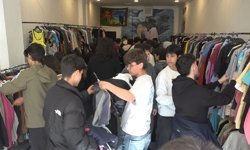 Antalya'da ikinci el giyim mağazasında gençlerin yoğun ilgisiyle izdiham yaşandı