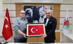 Bayrağa sahip çıkan personele Mesut Kocagöz’den ödül