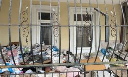 Daire içerisinde ve bahçede biriktirilen çöpler vatandaşı isyan ettirdi