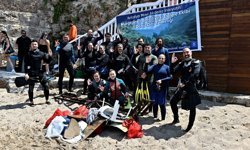 Muratpaşa Belediyesi’nin gönüllüleri denizde temizlik yaptı