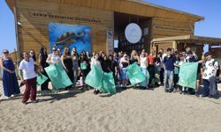 3 ülkeden gelen Erasmus öğrencileri Manavgat sahilini temizledi