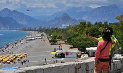 Antalya Konyaaltı Plajı'na akın etti