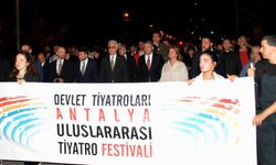 Antalya Uluslararası Tiyatro Festivali' renkli kortejle başladı