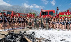 Antalya’da kraliçe adaylarına yangın söndürme eğitimi verildi
