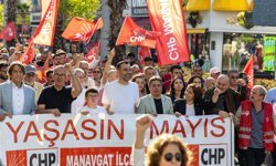Vekil Çiçek, 1 Mayıs'ta işçilerle kol kola yürüdü
