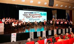 Mersin’de emekliler sahne aldı, salon türkülere eşlik etti
