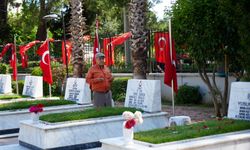 Şehit babası evladının kabri başında