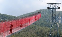 Türkiye'nin en büyük teleferiğinde zorlu bakım çalışması