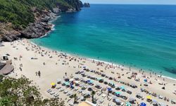 Antalya’nın dünyaca ünlü Kleopatra Plajı doldu taştı